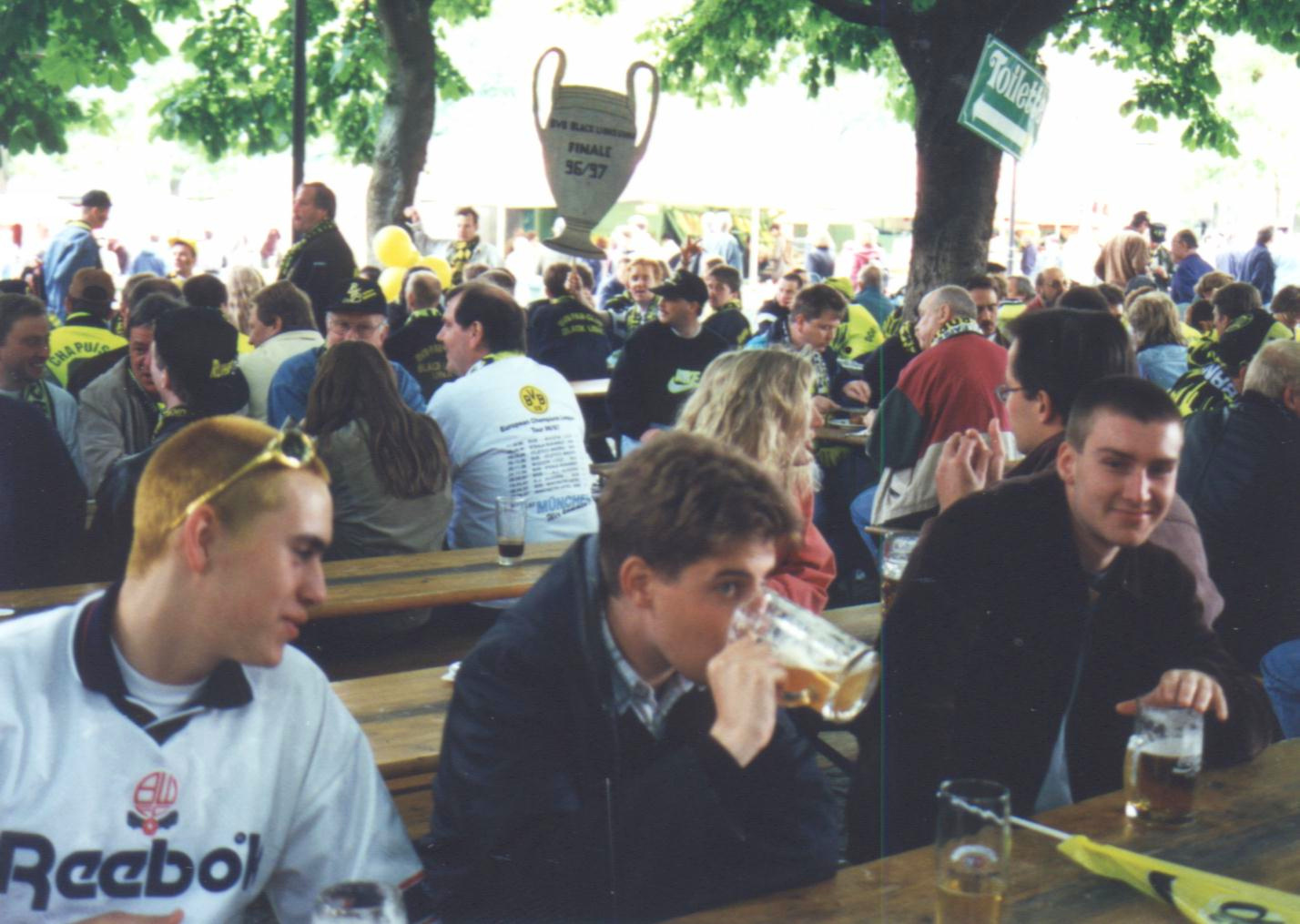 BVB-Fans auf dem Viktualienmarkt