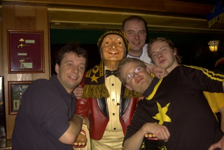 Mitglieder des Goldenen Oktober im Irish Pub