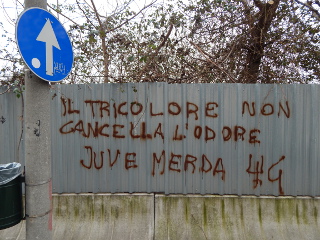Graffiti am Stadio Filadelfia vom FC Turin mit dem Inhalt Juve Merda