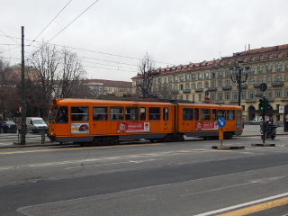 Eine durch Turin fahrende Straßenbahn