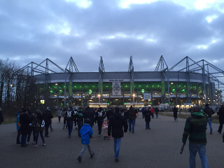 Fans von Borussia Mönchengladbach auf dem Weg in den Borussia-Park