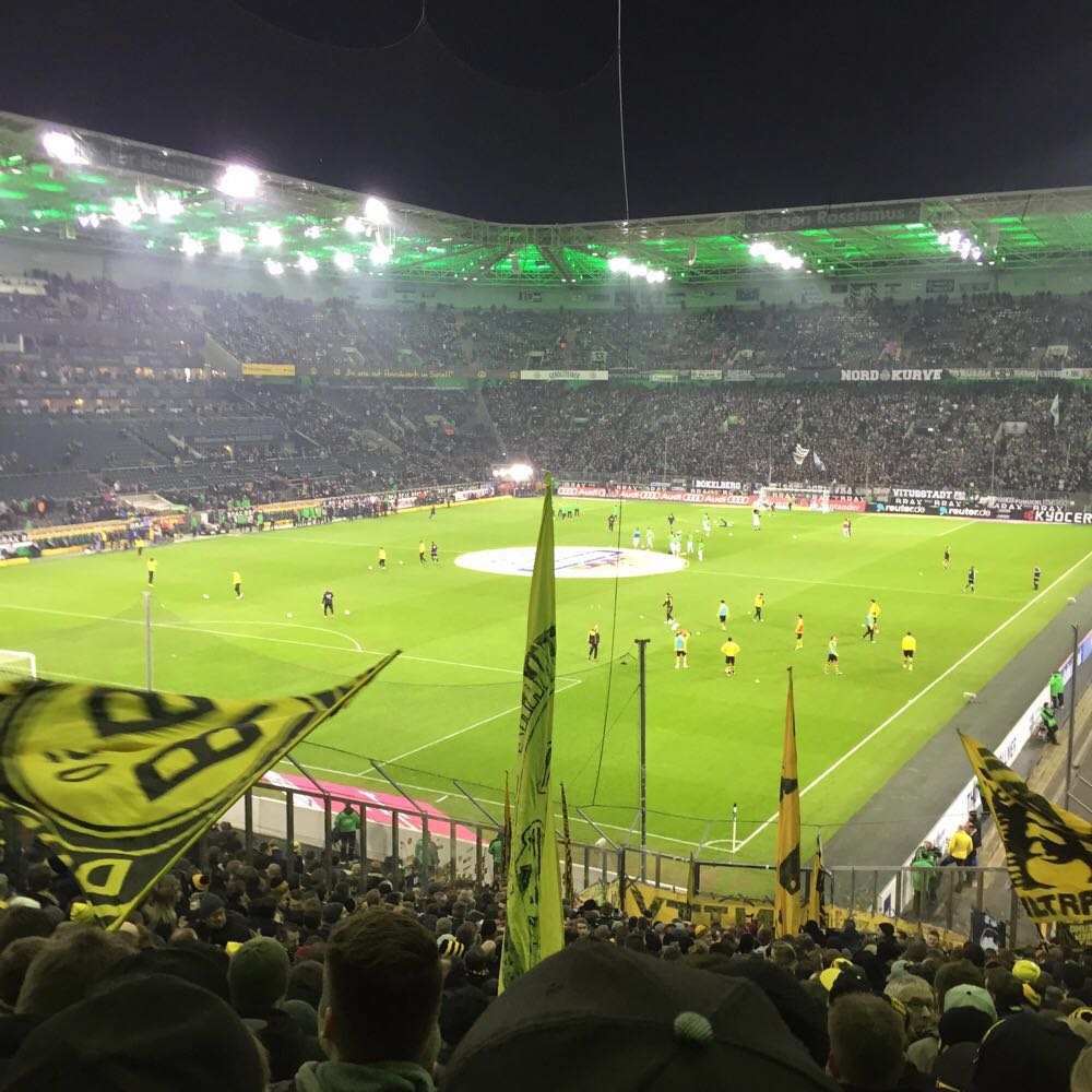 Blick aus dem Gästeblock auf das Spielfeld